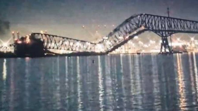 El momento del derrumbre del puente sobre el río Patapsco.