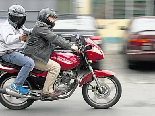 Los dos amigos del intendente se encontraban en las escalinatas externas del hospital conversando cuando dos personas en una moto efectuaron cuatro disparos a quemarropa.