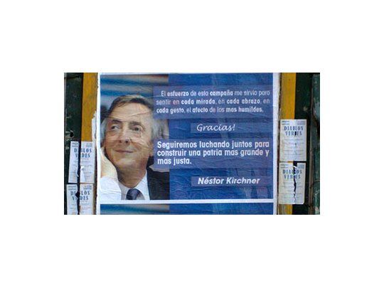 Néstor reapareció, pero en afiches