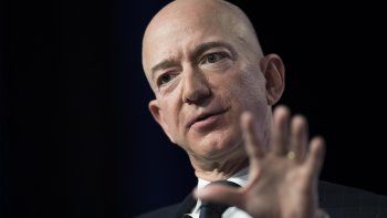 Entre otros de sus negocios, Jeff Bezos es propietario del prestigioso diario The Washington Post.
