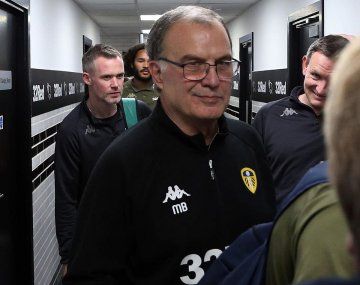 Le borraron la sonrisa. Leeds, equipo que dirige Bielsa, jugó mal y perdió en el reinicio de la segunda división del fútbol inglés. 