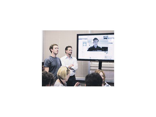 Mark Zuckerberg, el CEO de Facebook, observa ayer en Palo Alto, California, una demostración de videochat.