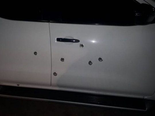 La camioneta del Jefe de Gabinete de Chubut recibió seis impactos de bala.