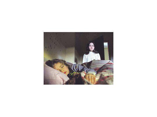 Films como «La huérfana» no dependen tanto de los efectos especiales sino de las actuaciones infantiles, y la niña psicópata que hace Isabelle Fuhrman da miedo hasta cuando se hace la buena.