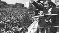 Ricardo Alfonsín el día de su asunción, en diciembre de 1983.