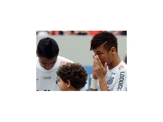 Neymar se emocionó en su despedida de Santos.