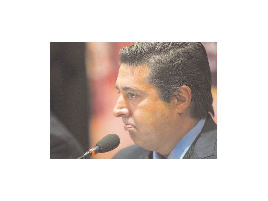 Daniel Angelici, con su estilo agresivo, en lugar de sumar voluntades hizo que se dividieran más. Dijo: “No creo en los consensos, la Superliga se hace o se hace” y “hay 400 motivos para intervenir la AFA”.