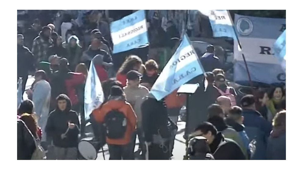 Los manifestantes llegan a Plaza de Mayo para marchar a favor de Cristina Kirchner.