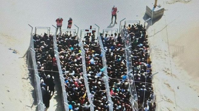 Los palestinos se agolparon en los centros de distribución de ayuda, ante la hambruna generada por el asedio de Israel.