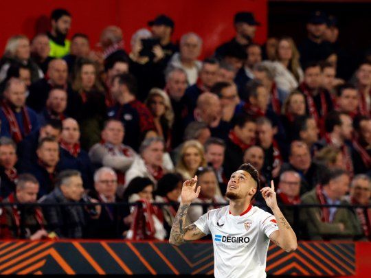 Goleador. Lucas Ocampos anotó en el triunfo de Sevilla sobre PSV en la Europa League.
