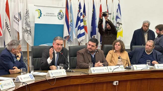Yamandú Orsi se recibirá a los 19 intendentes la próxima semana.