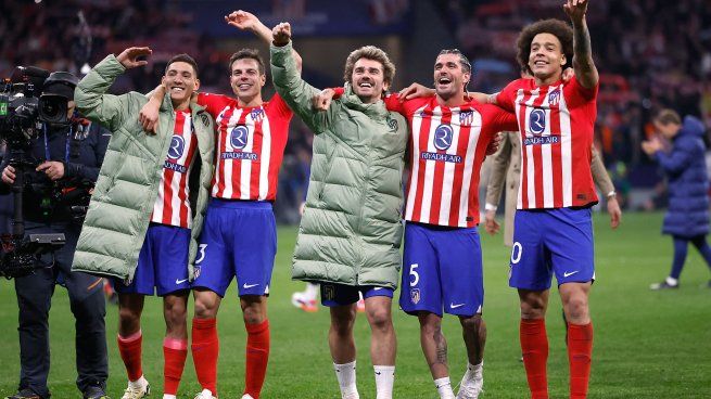 Alegría argentina. Nahuel Molina y Rodrigo De Paul festejan con sus compañeros la clasificación de Atlético de Madrid en la Champions League.&nbsp;