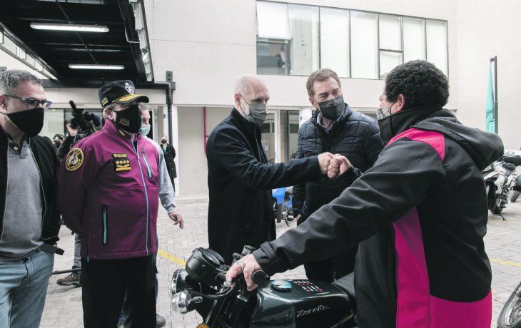Robos. Horacio R. Larreta y Diego Santilli, ayer, en la entrega de motos robadas a sus dueños, las cuales fueron recuperadas por la Policía de la Ciudad.