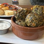 El tapeo es el alma del lugar, con tortillas en distintas versiones, las infaltables papas bravas, los chipirones al vino blanco y el inconfundible jamón ibérico que se sirve en finas láminas. El tapeo es el alma del lugar, con tortillas en distintas versiones, las infaltables papas bravas, los chipirones al vino blanco y el inconfundible jamón ibérico que se sirve en finas láminas.