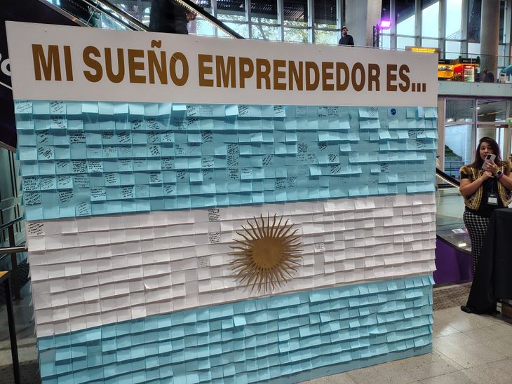 Una bandera argentina hecha con papeles en los cuales los emprendedores podían expresar sus deseos. Una bandera argentina hecha con papeles en los cuales los emprendedores podían expresar sus deseos.
