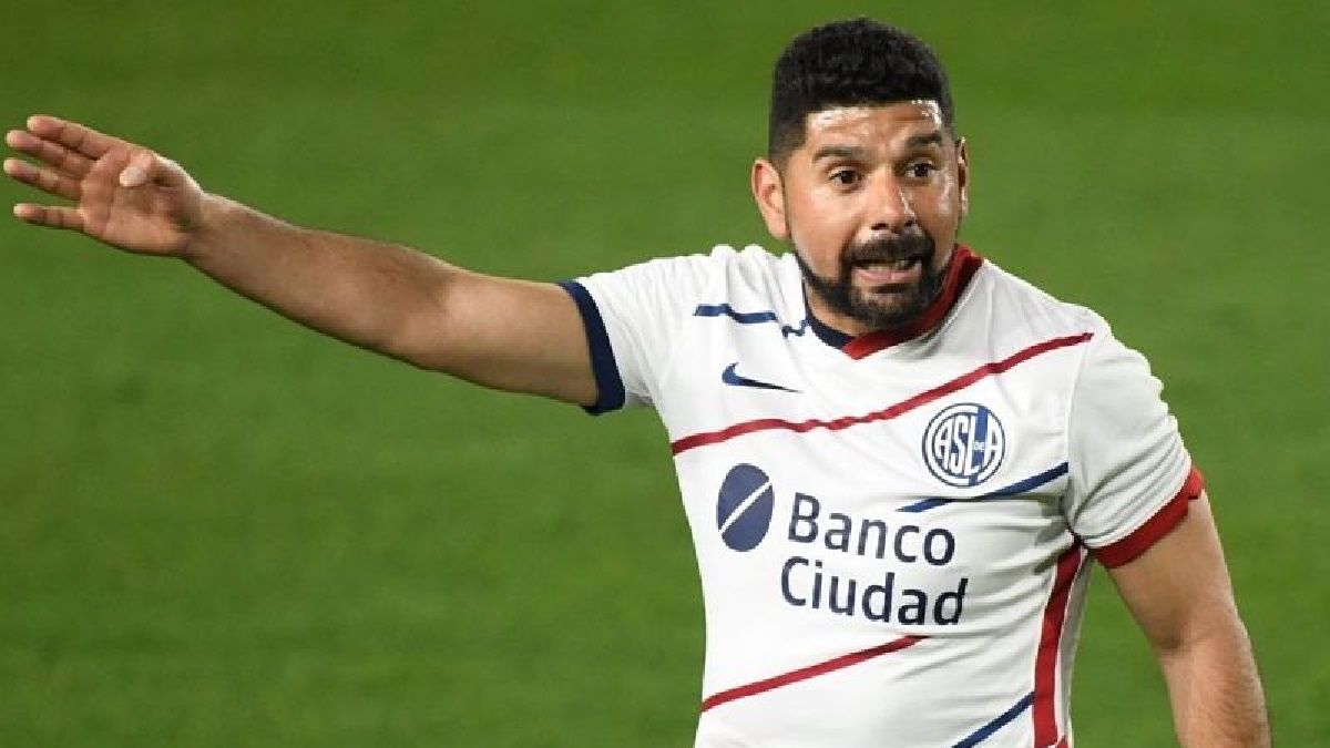 Ortigoza opened the umbrella and said how he expects the return of the San Lorenzo public to be