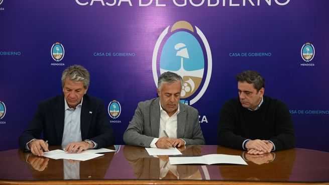 El gobernador Alfredo Cornejo rubricó la adhesión de la provincia junto a funcionarios nacionales.