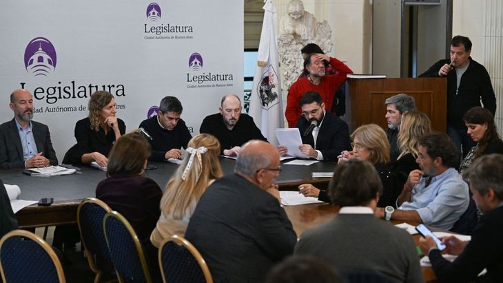 El debate en la Comisión de Presupuesto, Hacienda, Administración Financiera y Política Tributaria en la Legislatura porteña. El debate en la Comisión de Presupuesto, Hacienda, Administración Financiera y Política Tributaria en la Legislatura porteña.