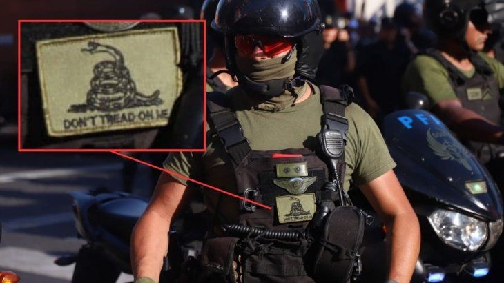 Protocolo Antipiquete: polémica por Policía con la bandera libertaria en su uniforme imagen-2