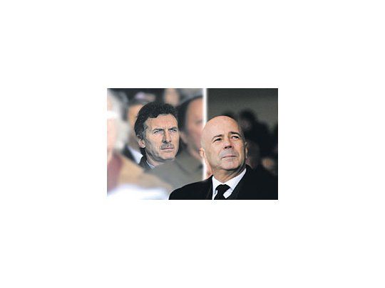 El jefe de Gobierno porteño, Jorge Telerman, se quedó el sábado hasta el final del acto deapertura en la Rural. Dos filas más atrás, custodia Mauricio Macri.