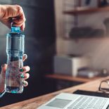 Diversos estudios advierten que incluso una deshidratación leve puede afectar la concentración, el rendimiento y la seguridad laboral, especialmente en tareas de alta exigencia física o técnica. Diversos estudios advierten que incluso una deshidratación leve puede afectar la concentración, el rendimiento y la seguridad laboral, especialmente en tareas de alta exigencia física o técnica.