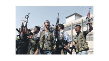 Miembros del Ejército Libre Sirio (rebelde) cantan antes de dejar el distrito de Salahedin de Alepo.