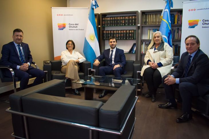 El gobernador de Chubut, Ignacio Torres, junto a los senadores Edgardo Kueider (Entre Ríos), Mónica Silva (Río Negro), Edith Terenzi (Chubut) y Carlos El gobernador de Chubut, Ignacio Torres, junto a los senadores Edgardo Kueider (Entre Ríos), Mónica Silva (Río Negro), Edith Terenzi (Chubut) y Carlos
