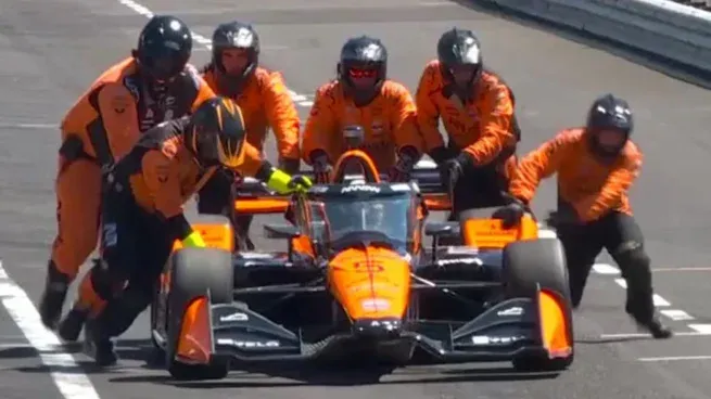 Pato OWard tuvo problemas eléctricos en su Arro McLaren y debió abandonar en el Gran Premio de Portland en IndyCar. Esto le permitió al español Alex Palau coronarse campeón.