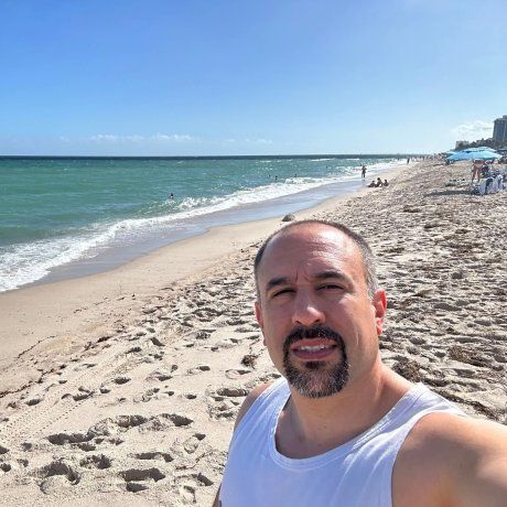 “Juan no interactuó con ninguno. Él estaba en el patio de comidas esperando a sus amigos “Juan no interactuó con ninguno. Él estaba en el patio de comidas esperando a sus amigos