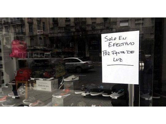 Suspenden cortes programados, pero miles de usuarios siguen sin luz