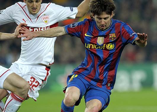 Messi disputa la pelota con un jugador del Stuttgart.