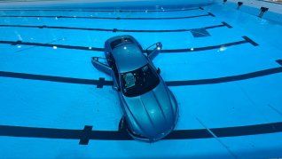 Una madre y una hija atravesaron una valla del estacionamiento y una pared de vidrio previo a terminar en la pileta. Una madre y una hija atravesaron una valla del estacionamiento y una pared de vidrio previo a terminar en la pileta.