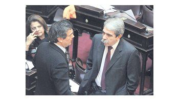 El humorista Nito Artaza no le causó gracia a Aníbal Fernández ayer en el recinto del Senado. El pliego de Gils Carbó tuvo sólo tres votos UCR en contra.