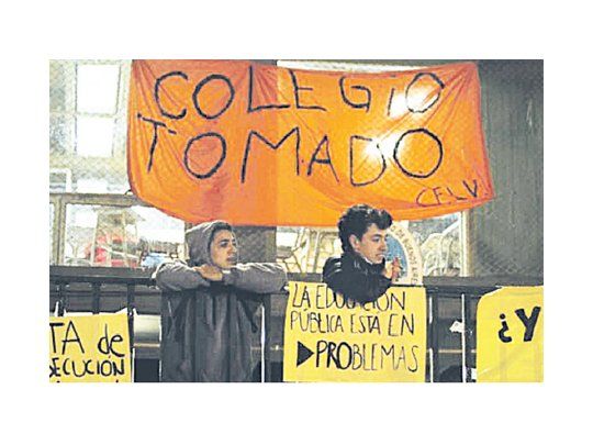 A poco más de 10 días de  los comicios, el reclamo estudiantil se tiñe con las elecciones porteñas. Anoche, 14 colegios eran tomados. Se esperan más adeptos en la semana.
