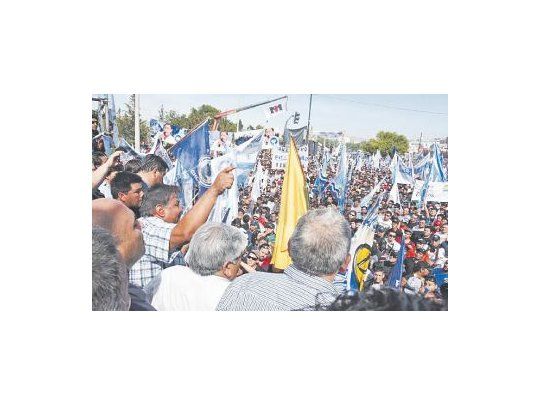 La asamblea en Chubut contó con la presencia de miles de trabajadores que reclamaron soluciones a la pérdida de fuentes de empleos que genera la baja del precio internacional del petróleo.