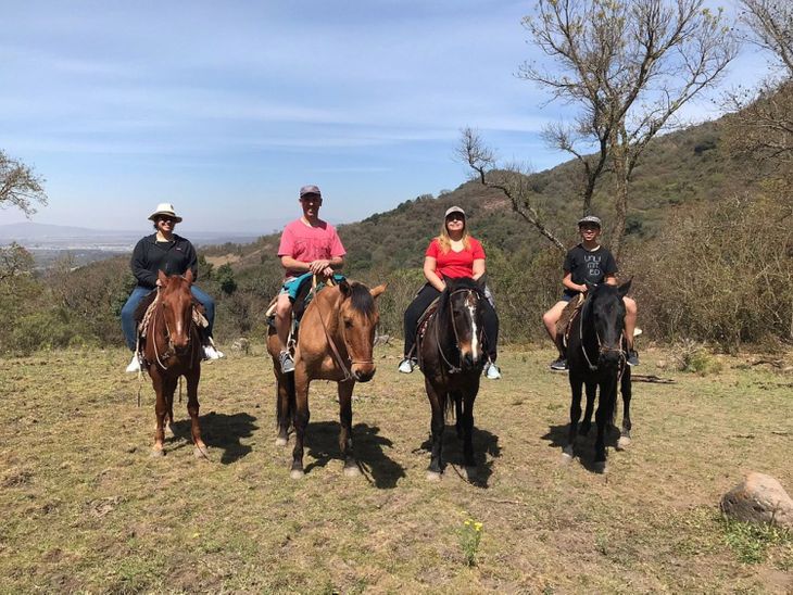 San Lorenzo, en Salta, ofrece paisajes de montaña y vegetación exuberante, un entorno ideal para el turismo de naturaleza. Las cabalgatas permiten recorrer sus senderos y disfrutar de la experiencia al aire libre, como en esta excursión San Lorenzo, en Salta, ofrece paisajes de montaña y vegetación exuberante, un entorno ideal para el turismo de naturaleza. Las cabalgatas permiten recorrer sus senderos y disfrutar de la experiencia al aire libre, como en esta excursión