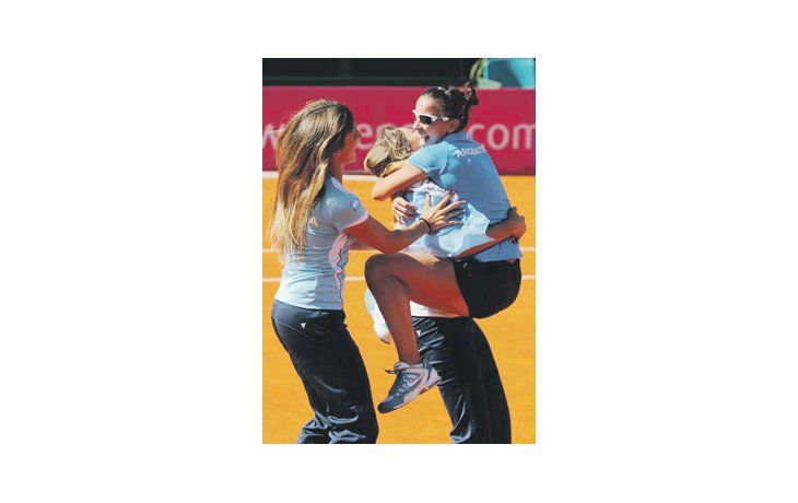 ámbito.com | Todas abrazan a Ormaechea, pieza clave de la serie. La sunchalense aportó el tercer y definitivo punto para superar a las chinas y devolver a la Argentina al Grupo Mundial II.