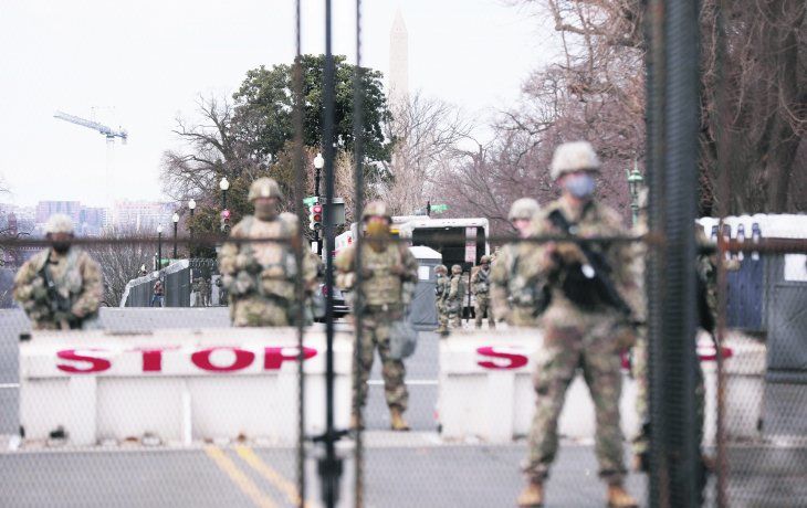 BLINDADA. Efectivos de la Guardia Nacional custodian los alrededores de la Casa Blanca y el Capitolio.&nbsp;