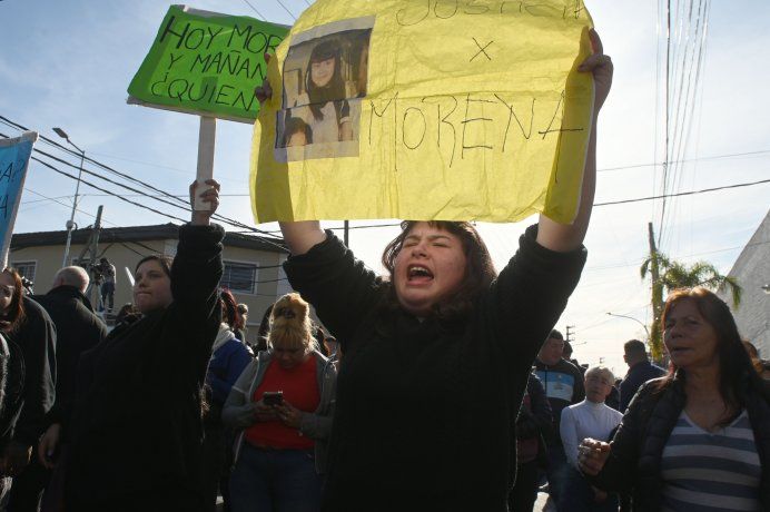 Vecinos se movilizaron a la Comisaría N° 5 de Lanús para pedir justicia.