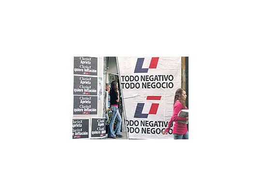 El trayecto que lleva desde el centro porteño hasta el MALBA, en Palermo Chico, apareció ayer con profusión de cartelería crítica hacia Clarín. En ese museo se presentaba la biografía autorizada del CEO del monopolio, Héctor Magnetto.