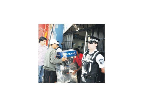 Efectivos de la Metropolitana completaron ayer el desarme de la «escuela shopping», en pleno centro de la Ciudad.