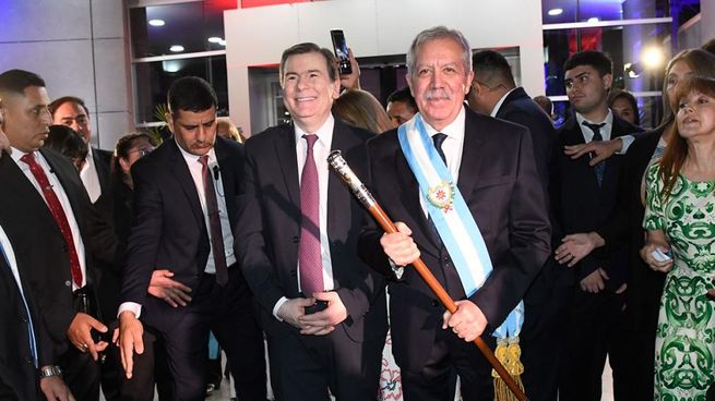 Elías Suárez con los atributos de gobernador, mientras lo acompaña el ahora senador nacional Gerardo Zamora.