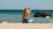 Minimal beach: la tendencia que reemplaza las reposeras por contacto directo con la arena y libertad para moverse en la playa.