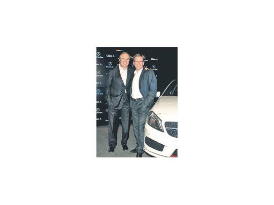 El exrugbier Hugo Porta (hoy en Fundación Laureus) junto a Roland Zey (Mercedes-Benz) en el Luna Park el miércoles por la noche.