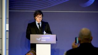El Presidente encabeza una nutrida comitiva con 13 gobernadores en la ronda de negocios en París.