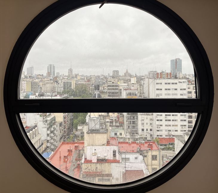 Los óculos constituyen el rasgo más reconocible del edificio. Además de aportar identidad arquitectónica, enmarcan panorámicas únicas de la Ciudad Los óculos constituyen el rasgo más reconocible del edificio. Además de aportar identidad arquitectónica, enmarcan panorámicas únicas de la Ciudad