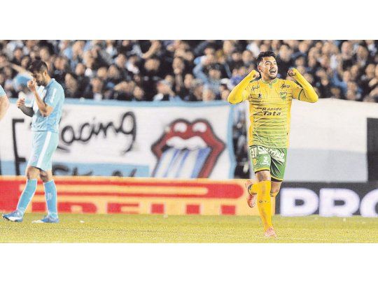 Festejo y desilusión. Andrés Ríos festeja el gol de Defensa y los jugadores de Racing no lo pueden creer.
