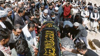 DOLIENTES. Decenas de personas participaron de los funerales masivos en Kabul. La semana pasada las niñas habían protestado por falta de materiales y profesores.