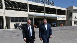 Osvaldo Jaldo y Daniel Ketchibachian, en el aeropuerto de Tucumán. Osvaldo Jaldo y Daniel Ketchibachian, en el aeropuerto de Tucumán.