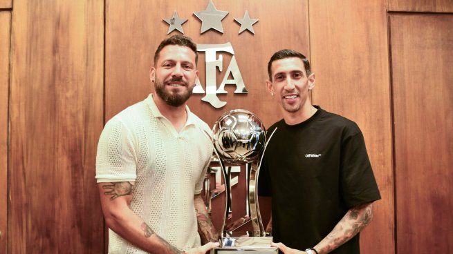 Ángel Di María junto a Jorge Broun, líderes de Rosario Central.&nbsp;